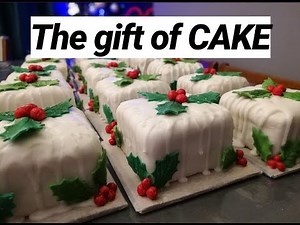 CHRISTMAS CAKE DECORATING - VEGAN/PLANTBASED / MoggyBoxCraft