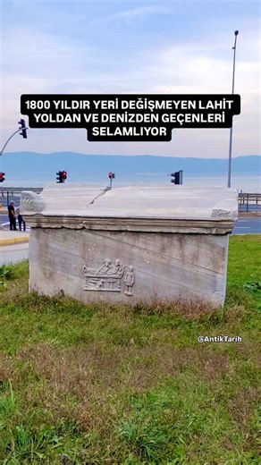 Antik Tarih & Sanat on Instagram: "Konca Lahdi, Kocaeli ilinin Gölcük ilçesinde bulunan, MS 2. Yüzyılda Roma döneminde yapılmış olan bir mezar yapısıdır. Bölgede “Roma Mezarı” diye de tanınmaktadır. Mezar, Bitinya bölgesinde karşımıza çıkan diğer lahitlere benzer bir formda yapılmıştır. 1745 yılında buradan geçmis olan Seyyah Charles de Peyssonel, lahdin bulunduğu mevkiden adının “Kongessi (Konca) olduğunu belirtmektedir. Lahitin denize bakan kısmında bir kitabe bulunmaktadır. Kitabede şu ifadel