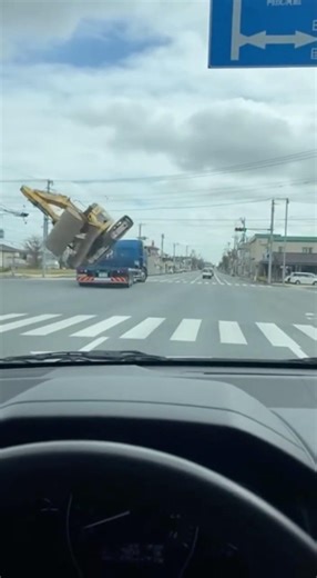 信号待ちしてたら目の前にショベルカーが落ちてきた。震えが止まらない…