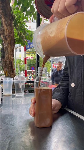 Nghỉ lễ 4 ngày nên nhiều khách đặt chai cafe pha sẵn về nhà uống cho đỡ thèm🥰 #amoracoffee #caphemangdi #takeaway #caphedongchai #cafe