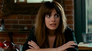 Colossal: arriva un nuovo promo per il "comedy monster movie" con Anne Hathaway