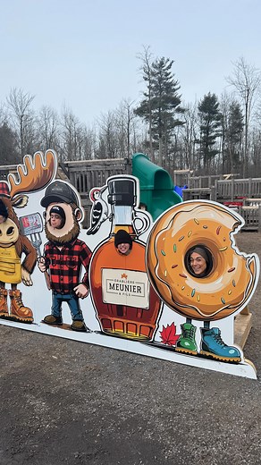 REVIEW DE CABANE À SUCRE 🤤🤤🤤😌 . Je crois avoir trouvé l’une des meilleures cabane à sucre !!! @erabliere_meunier est définitivement un endroit que je vous recommande chaudement ! Le service est impeccable et rapide, l’ambiance est tellement cool : mascottes, jeux gonflables, fermette, tours en tracteur, modules et piste de danse ! La nourriture est EXCELLENTE! Les meilleurs classique de cabane, frais et goûteux! Profitez-en jusqu’à la fin avril et n’oubliez surtout pas de repartir avec une b