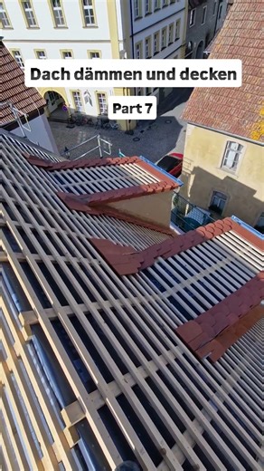 Biberschwanzziegel an den Gaubenwangen und Giebel anlegen 🙂‍↕️#zimmermann #baustelle #handwerk