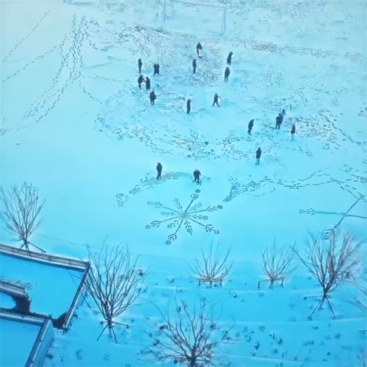 ᴀxɪᴄ - ᴇᴅɪᴛᴏʀ 💎 on Instagram: "#日本利用压电瓷砖将脚步转化为电能。这些瓷砖捕捉来自你脚步的动能。当你行走时，你的重量和动作会对瓷砖产生压力。瓷砖会轻微弯曲，从而产生机械应力。瓷砖内部的压电材料将这种应力转化为电能。每一步都会产生少量电荷，而数百万步结合在一起就能产生足够的电力来驱动 LED 灯、数字显示屏和传感器。在像涩谷车站这样繁忙的地方，每天大约有 240 万个脚步为这一系统作出贡献。这些电能可以被储存或立即使用，从而减少对传统电力来源的依赖，并支持可持续的城市基础设施。这种方法将日常运动转化为实用的可再生能源 #日本 #知识 事实 你知道吗 推荐 科技 创新 历史 技术 实验 热门 日本利用压电瓷砖将脚步转化为电能。这些瓷砖捕捉来自你脚步的动能。当你行走时，你的重量和动作会对瓷砖产生压力。瓷砖会轻微弯曲，从而产生机械应力。瓷砖内部的压电材料将这种应力转化为电能。每一步都会产生少量电荷，而数百万步结合在一起就能产生足够的电力来驱动 LED 灯、数字显示屏和传感器。在像涩谷车站这样繁忙的地方，每天大约有 240 万个脚步为这一系统作出贡献。这些电能可