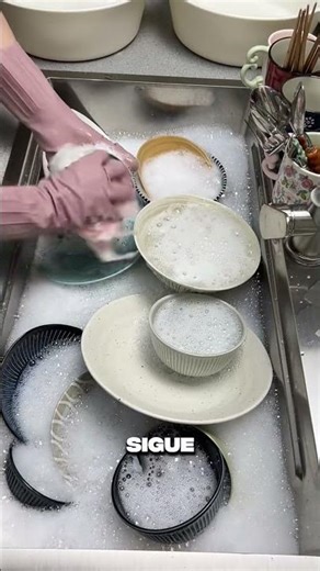 Washing dishes like this is extra relaxing 🧤✨