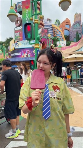 $1 vs $100 ICE CREAM 🍦 #disneyland #disneyworld #shanghaidisneyla