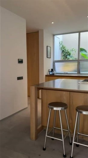 El diseño de electrodomésticos de acero inoxidable con cocina de madera