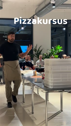 Der findes mange former for håndværk… denne var rund og sprød 🍕 Den anden aften afholdte vi et personalearrangement med @jondanieledlund, hvor vi skulle lære at lave ægte napolitansk pizza. Jon og hans team havde forberedt 140 pizzaer og bare rolig, der blev ingen levn. Vores håndværksmæssige kunnen kom på prøve, for som Jon tydeliggjorde, er det vigtigt at arbejde med nænsomhed, når det gælder pizzadej. Vi gik derfra både mætte, lidt klogere og med fornyet respekt for, at godt pizza-håndværk k