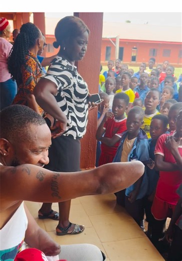 It's a joyful thing to visit my primary school, the kids and teachers are so lovely including the principal. They all welcome me and they are amazed to see me again. God bless all the pupils, teachers, and principals of Owegle Primary School Benin City Edo State Nigeria 🇳🇬 #school #nigeria #foruyou #viral #fyp