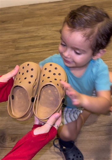 a babuche mais linda confortável fácil de calçar por apenas 22 reais!!! ⚠️ Eu cometi um erro comprando esse babuche infantil de R$22… Agora meu filho não quer mais tirar do pé 😅 Ele acorda e já pede para colocar. Quer ir no mercado? Babuche. Vai brincar? Babuche. Até para sair rápido ele escolhe esse. E sinceramente… eu entendi o motivo 👇 ✔️ Babuche infantil super confortável ✔️ Leve e fácil de calçar (a criança coloca sozinha) ✔️ Material macio e de altíssima qualidade ✔️ Babuche infantil res