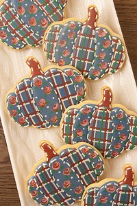 I made these quilted plaid pumpkin cookies last year right after we moved. That was a rough few weeks and I'm so glad we're settled into our house now! Get the full tutorial and supply list to make these cookies: https://www.sweetambs.com/tutorial/quilted-pumpkin-cookies-with-wet-on-wet-royal-icing-roses/ | SweetAmbs