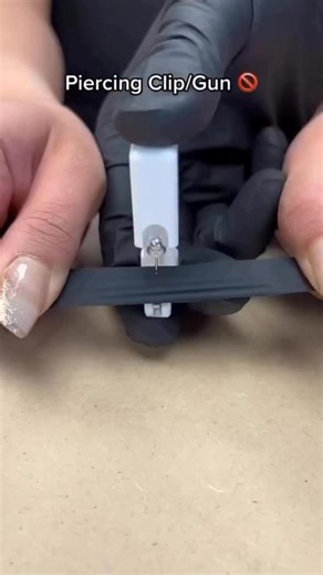 HAVELI TATTOO MUMBAI | PIERCING on Instagram: "15M+ VIEWS🤯 Gunshot vs. Professional Needle Piercing - Know the Difference! Gunshot Piercing: -Uses a spring-loaded gun, causing severe tissue damage and crushing the skin. -Higher risk of infection, swelling, keloids, and painful healing. -Not recommended for safe and professional body piercing. Professional Needle Piercing: -Uses a sterilized, hollow needle for a clean, precise, and less painful piercing. -Minimises tissue trauma, reduces swellin