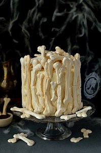 Meringue bone palace Halloween cake | Gateauxdevenus
