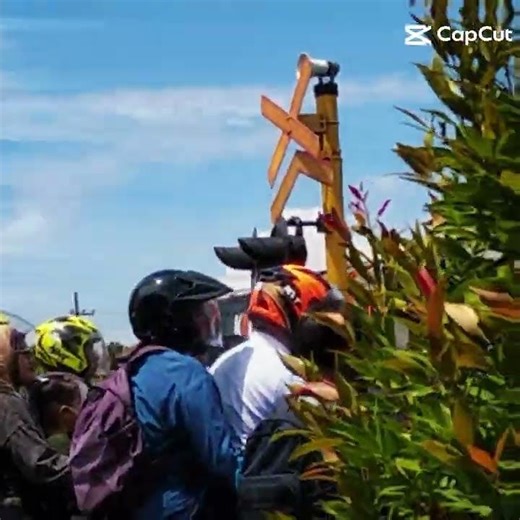 #Shorts Tunggu kereta Jalan