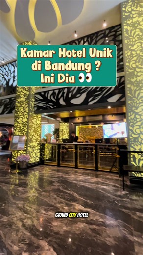 Hotel Bandung dengan kamar unik dan nyaman? Kenalin, Avery de’Grandcity Hotel Bandung ✨ Konsepnya modern, pelayanannya ramah, dan harganya masih affordable. Pilihan tipe kamar lengkap, mulai dari deluxe sampai family room. Kamarnya bersih, nyaman, pencahayaan oke, sudah dilengkapi AC, TV, amenities, bahkan ada ruang bermain anak seperti perosotan dan mandi bola 👶🛝 Kamar mandinya bersih dan terawat, air panas stabil, perlengkapan mandi lengkap. Fasilitas lainnya ada restoran dan lift, cocok bua