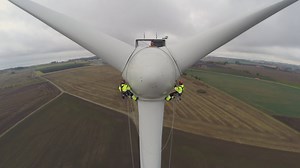 15K views · 276 reactions | Learning the ropes! Our techncians have a few options for inspecting wind turbine blades. But none are as adventurous as using the ropes to rappel down. | e.on | Facebook