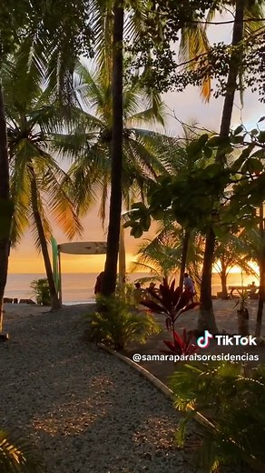 Atardecer en Playa Sámara: Un Paraíso Costarricense