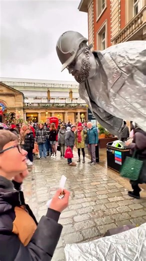 How Silverman Statue gets into the Christmas Spirit.#silvermanstatueofficial #levitating #ilusion