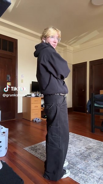 Stylish OOTD with Baggy Black Jeans for Women