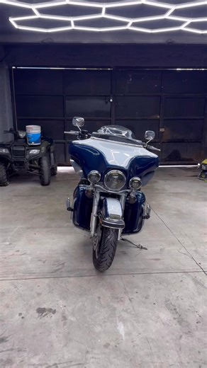 🔥 HARLEY-DAVIDSON ULTRA CLASSIC 2000 | FULL EQUIPADA 🔥 Si buscas una touring clásica, cómoda y con presencia imponente, esta Ultra Classic es para ti 👌🏽🏍️ 🔹 Modelo: 2000 🔹 Kilometraje: 72,000 millas 🔹 Condición: Óptimas condiciones mecánicas y estéticas 🔹 Estado: Lista para rodar 🧩 Accesorios y equipamiento: ✔️ Iluminación LED ✔️ Pestañas de luces Harley-Davidson ✔️ Rodilleras con bocinas ✔️ Defensas ✔️ Posapiés auxiliares para el piloto ✔️ Escapes Vance & Hines (sonido brutal) ✔️ Filt