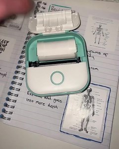 1.7K views · 1.3K reactions | 퐒퐔퐂퐄퐒퐒퐎! Mini-impressora portátil para fotografias e notas️ Apenas por 19.99 €  ✅ liga-se ao smartphone através de Bluetooth! ✅ 퐧퐚̃퐨 퐞́ 퐧퐞퐜퐞퐬퐬퐚́퐫퐢퐚 퐭퐢퐧퐭퐚 ✅ 1 rolo de papel branco está incluído Clique em ➔ "COMPRAR AGORA"  | Superzebra | Facebook