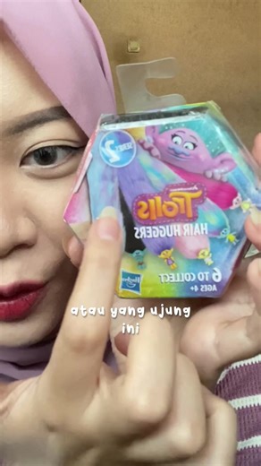 Unboxing Trolls Hair Huggers: Pilihan Warna Pink atau Hitam?