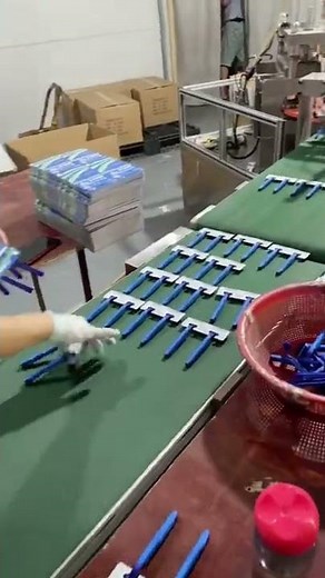 Disposable razor in display card packing under production # haward razor