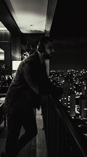 Modo Noturno Quem vive de passado não abre a porta do futuro. 🚪✨