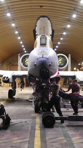 Installation of the GAU-8/A Avenger gatling gun into the A-10 Thunderbolt II at Osan Air Base
