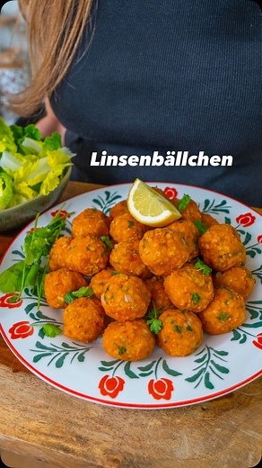 5 Tage, 5 gesunde Gerichte die ich im Sommer esse: Tag 1 Linsenbällchen 🧡🌿 Gesunde Linsen-Bällchen – perfekt für den Sommer, Mealprep & Gäste - Diese Linsen-Bällchen sind ein türkisch inspiriertes Sommergericht: leicht, pflanzlich, voller Ballaststoffe & pflanzlichem Eiweiss. Perfekt mit Römersalat und Zitrone serviert 🥰 Linsen Bällchen 🧡 Rezept (ergibt ca. 4–6 Portionen) 200 g rote Linsen 500 ml Wasser, 1 TL Salz 100 g feiner Bulgur 1 Zwiebel 1 Frühlingszwiebel 2 EL Tomatenmark 2 TL Chilisa