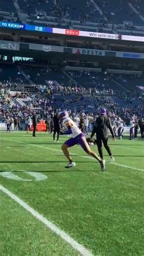 Justin Jefferson warming up in Seattle 💨