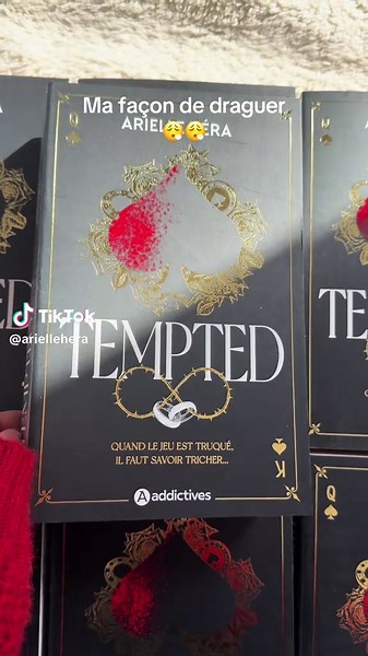 Le bijouu 😮‍💨 J’ai reçu mes exemplaires auteure, il fallait que je vous montre ça avant de les ranger dans ma bibliothèque ♠️ Mariage arrangé Proximité forcée Romantic suspense ♠️ #ariellehera #tempted #booktok