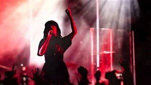 Halsey演唱《Hold Me Down》，一起感受现场的魅力吧！