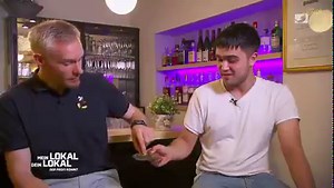 Jan hat zwar seine eigene Meinung, aber die scheint nicht allzu ernst genommen zu werden. Lars und Sjusanna reden ihm ständig ins Essen rein. Können die anderen Jan aus der Ruhe bringen?🤭 #Clip #MeinLokalDeinLokal | Mein Lokal, Dein Lokal