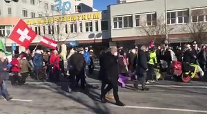 Gerade hat sich der #Corona-Demozug in #Graz in Bewegung gesetzt. (c) Elisa Auer Hier der Artikel zur Demo: bit.ly/3oLpGTA | 5 Minuten Graz