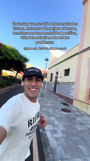El running cambia mucho más que tu físico. Cada entrenamiento, cada kilómetro y cada salida a correr te ayudan a despejar la mente, relativizar los problemas y terminar el día con una sensación que cuesta explicar si no eres runner. Al final, muchas veces no salimos solo para mejorar el ritmo, sino para sentirnos un poco mejor con nosotros mismos #running #runner #correr #run #runmotivation