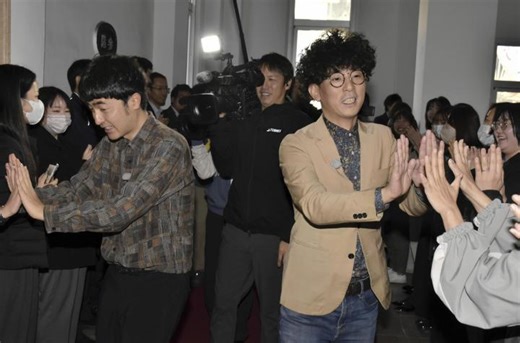 Ｍ―１王者たくろう、愛媛県庁に凱旋  「熱気むんむん、うれしい」