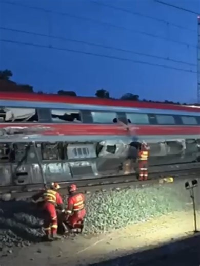 Ισπανία: Σε εξέλιξη οι επιχειρήσεις της Μονάδας Εκτάκτων Αναγκών στο Ανταμούθ για τη σταθεροποίηση βαγονιών μετά το τραγικό σιδηροδρομικό δυστύχημα #spain #trains #trainaccident #adamuz