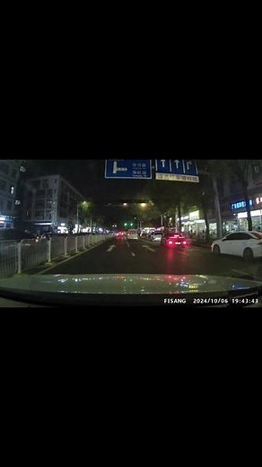 丢你个法嗨的，这两台违停车辆，停右转车道 害了我又被了一个相