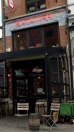 Groot nieuws in de Antwerpse caféwereld, want de uitbater van Batavier neemt nu ook De Kleine Tunnel over. Hij was van plan om Batavier te verkopen, maar heeft nu samen met zijn partner beslist om het café toch ook te blijven runnen. #atvnieuws #cafe | atv Antwerpse Televisie