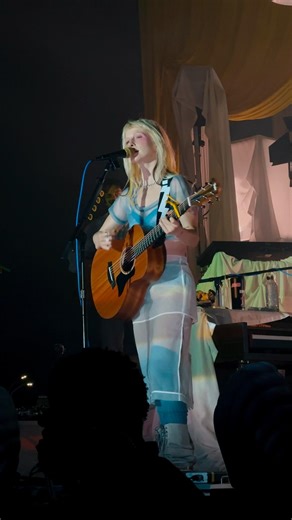 Hayley Williams - Glum