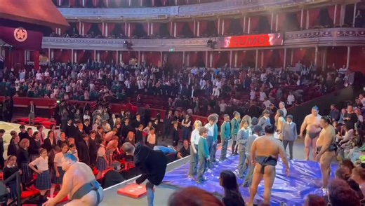 As part of the outreach programme tied to the Grand #Sumo in London, school kids are in the Royal Albert Hall learning about Sumo and in this clip #shiko. What an amazing experience for a new generation of #BritishSumo wrestlers! #yoisho https://www.britishsumo.com/sumo-clubs/ | British Sumo