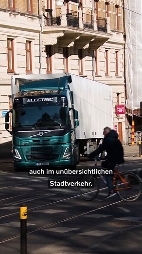 6.3K views · 87 reactions | Sicherheit liegt uns am Herzen! ❤️ Deshalb führen wir zusätzliche Augen rund um den Lkw ein - Das neue Sicherheitssystem Frontraumüberwachung von Volvo Trucks soll Fahrerinnen und Fahrer vor Verkehrsteilnehmer:innen warnen, die in den Gefahrenbereich vor dem Lkw einfahren. #safetyfirst #volvotrucks #sicherheit #frontraumüberwachung | Volvo Trucks Deutschland | Facebook