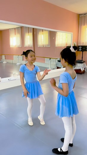 Хөөрхөн шавь нартайгаа ингээд тоглож байжээ🥰 Хичээлийн хажуугаар хүүхдүүдийг хөгжөөж тоглуулах нь орчиндоо дасах, бүжгийн хичээлдээ илүү дуртай болох, тархи амрах, багш болон найзуудтайгаа илүү дотно болох гээд олон олон давуу талтай байдаг🤗🥰 | Ирээдүйн алхам / future step dance factory/