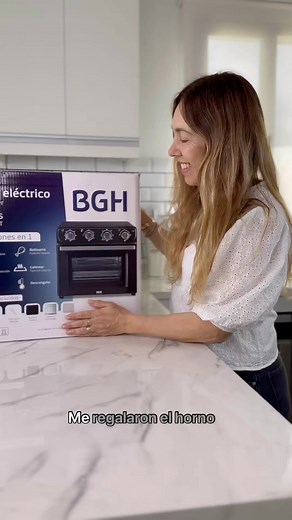 Juli León on Instagram: "Mi nuevo horno eléctrico con Airfryer de BGH + Ninu chef privada por un día = un lujo total. Viene el día de la madre y para celebrarlo Ninucha aceptó ser “Chef privada de mamá por un día” y esto fue lo que me preparó. Desayuno: hotcakes con yogurt griego, frutillas, arándanos, syrup y granola. (Desayunaría así todos los días. 🤣) Almuerzo: buñuelos de kale. (Les dejo la receta, es súper fácil de hacer y les van a encantar. 😋) Merienda: scons rellenos con jamón y queso.