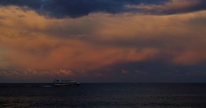 ¿Dónde está y cómo ir al viral bar en medio del mar del Golfo de México?