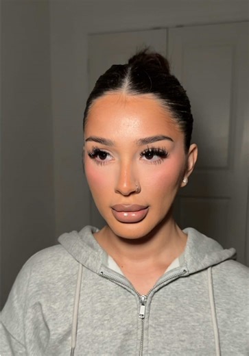 If a clean girl & a baddie had a baby???? Watch in 2x THIS IS SOOO DETAILED!!!!!! Foundation @L’Oréal Paris 270 Skin Ink @BASMA Beauty BLUSH fuchsia Contour stick 010 Bronzer shade Tan (ALL BASMA) Concealer @KimChi Chic Beauty light beige Setting powder @loréal paris usa light pink Lip liner @Morphe Cosmetics spiffy & lipstick @M·A·C Cosmetics flesh pot Brows @e.l.f. Cosmetics #grwm #pink #grwmmakeup #makeup #makeuptutorial