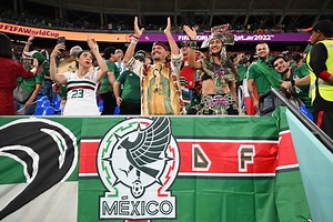 Música, alcohol y sombreros; aficionados mexicanos llegan a Qatar rompiendo la ley