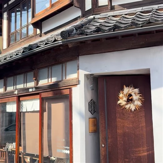 cafe uchikawa 六角堂 on Instagram: "＼11/19(水)のおすすめは…／ みなさんこんにちは！uchikawa六角堂です🪟🌿☕️ だいぶ寒くなりましたね〜🧣 秋晴れ水曜日🟦☀️🍂 本日もゆるーっと20:30まで営業いたします🕰️ 🎥：1（今日もオープン） 陽が差したり曇ったり、悩み多き秋空ですが、今は晴れてます☀️🚶‍♀️🎶 🔖🚽🌏💧🧼🤝✨── 11月19日は、World Toilet Day ──────────── 世界のトイレを研究しているジャック・スミス氏らが中心となり、2001年の今日、世界トイレ機関（WTO）が設立されたことにちなんで国際デーとして記念日に制定。 …ということで、六角堂の必見トイレのご案内です🚽 🎥：2（ヘリを縫うミシンを展示中） 六角堂のトイレでは、昔、畳屋さん