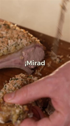 👇🏻 Receta completa en la descripción Costillar de Cordero con Persillada y Tomate Provenzal 🍖🌿🍅 🎥 Receta completa, con todos los pasos y detalles este domingo las 13:30 en @ten_tv, y en nuestro canal de YouTube: www.youtube.com/@hermanostorrestv Link en la bio 🔗 Ingredientes (4 raciones) 🥩 1 costillar de cordero lechal 🌿 Ramas de limonero o laurel 💦 Agua 🍅 8-10 tomates cherry 🌱 4 ramas de tomillo 🌱 4 ramas de romero 🌿 ½ manojo de perejil 🍞 80 g de panko 🧄 1 cabeza de ajos 🥛 150 